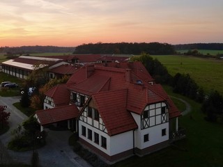 Pensjonat z halą, wybiegami i karuzelą