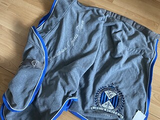 Nowa polarowa derka Felix Buhler 155 z kołnierzem