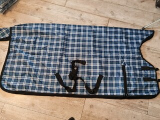 derka Jw Reitsport, r. 125 cm,100 g, niebieska/w kratkę, padokowa, przedłużana szyja, NOWA