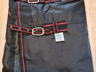 derka Jw Reitsport, r. 165 cm, 0 g, padokowa, przeciwdeszczowa, przedłużana szyja, czarna ( z czerwonym), NOWA