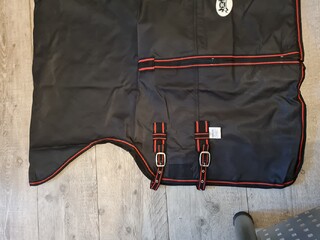 derka Jw Reitsport, r. 165 cm, 0 g, padokowa, przeciwdeszczowa, przedłużana szyja, czarna ( z czerwonym), NOWA