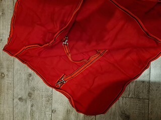 derka Jw reitsport, polarowa, r. 165 cm, z kapturem, czerwona, z pasami, NOWA