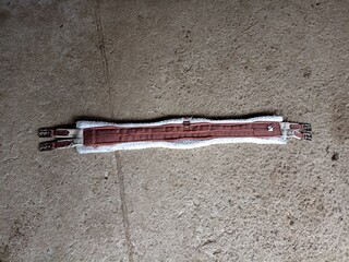 Wyprzedaż paki - popręgi z futerkiem