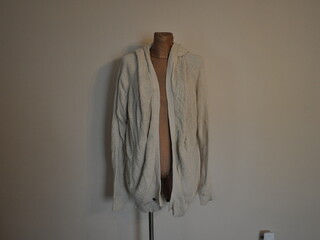 sweter Felix Buhler Paula, r. XL, narzutka, cardigan z kapturem, kremowy, używany