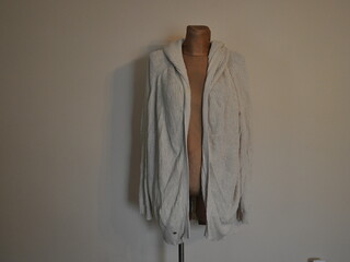 sweter Felix Buhler Paula, r. XL, narzutka, cardigan z kapturem, kremowy, używany (1)