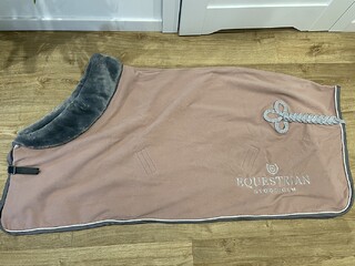 Różowa derka polarowa Equestrian Stockholm dla kuca (115cm)  NOWA