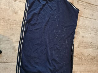 derka polarowa, r. 145 cm, granatowa, bdb z wadą(1)