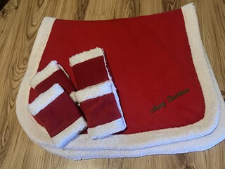 Sprzedam świąteczny czaprak z owijkami na nogi