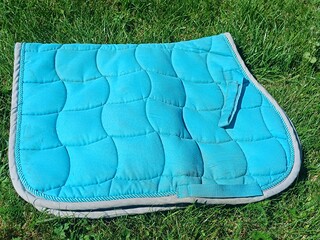 Sprzedam piękny błękitny czaprak z nowymi owijkami, CENA ZA KOMPLET