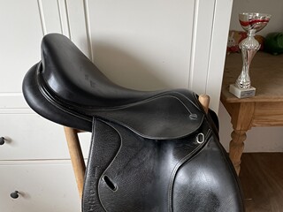 Siodlo skokowe IKONIC 17 cali