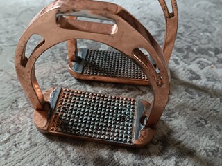 Aluminiowe strzemiona rose gold