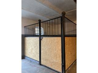 Pensjonat - stajnia przydomowa