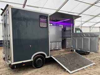 Sprzedam prywatny koniowóz Renault master 2020r