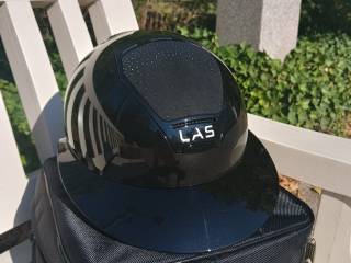 Kask Las Opera z szerokim daszkiem