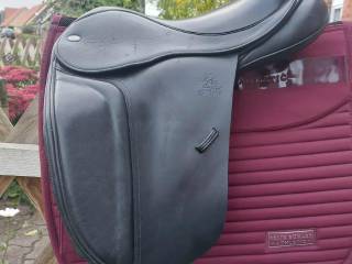 Klasyczne siodło ujeżdżeniowe Fairfax Classic Cupped Flap
