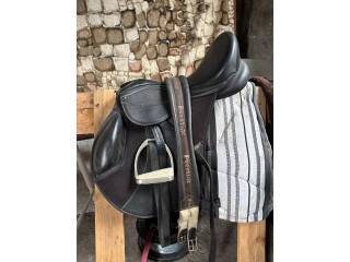 Siodło skokowe z osprzętem