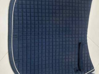 Granatowy czaprak ujeżdżeniowy