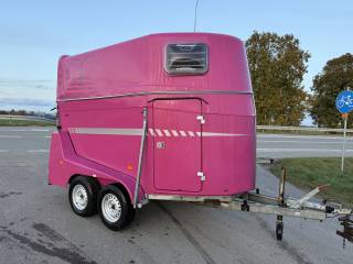 przyczepa do koni siodlarnia  MARO  2000 kg DMC  w ofercie wiecej przyczep