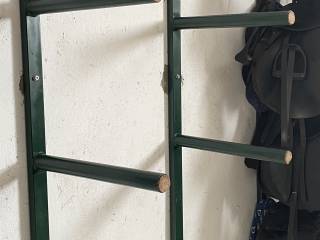 Wieszak naścienny na siodła/ do siodlarni