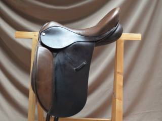 Ideal Jessica brązowe siodło ujeżdżeniowe z szerokim kanałem 18” NM/M