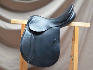 Stubben Roxane – siodło wszechstronne, w stanie idealnym 17 (28) NM