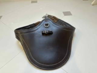 Brązowy popręg z fartuchem Claridge House 135 cm