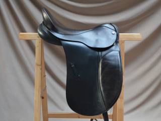 Albion Legend brązowe siodło ujeżdżeniowe z szerokim kanałem 18" NM