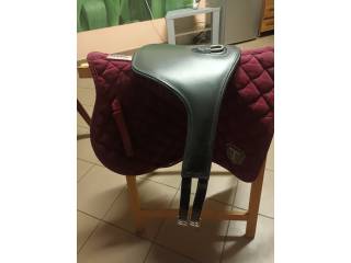 Popręg skokowy z fartuchem nowy