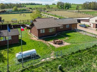 NA SPRZEDAŻ STAJNIA Z PENSJONATEM, DOMEM, WYBIEGIEM DLA KONI,POLEM CAMPINGOWYM