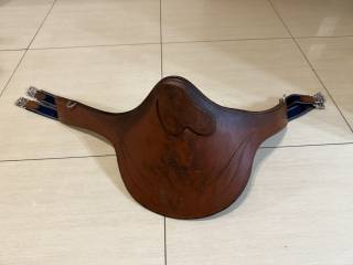 Popręg skórzany 132 cm z fartuchem i magnetyczną klapką Bruno Delgrange