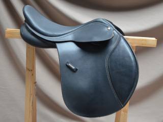 Wintec CAIR siodło skokowe z wymiennymi łękami 17