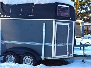 Przyczepa do przewozu koni