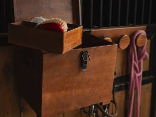 Skrzynka na szczotki zawieszana na boks do stajni