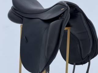 jak nowe Siodło ujeżdżeniowe Fairfax Classic 17 cali wymienne łęki modułowe