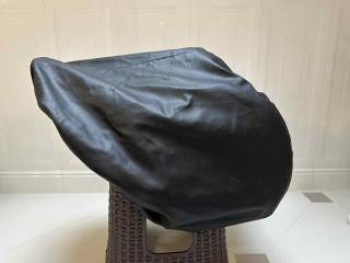 Pokrowiec z ekoskóry na siodło skokowe