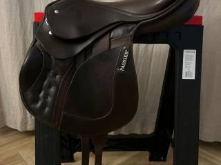 siodło skokowe Passier, model Carolina. Rozmiar siedziska: 17”
