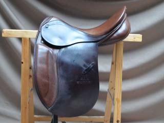 Stubben Roxane brązowe siodło ujeżdżeniowe 17 (30) M/MW