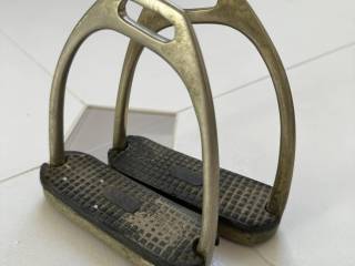 Asymetryczne strzemiona mosiężne Kieffer 12 cm