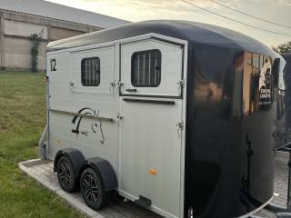 Przyczepa konna Duomax 2 konie Cheval Liberte MAXI 2 SIODLARNIA dwukonna Jeździecka JAK NOWA